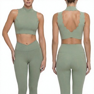Conjunto de yoga de dos piezas verde sólido: leggings de cintura alta y top corto de cuello alto sin costuras con espalda descubierta para entrenamiento - Product Image 4