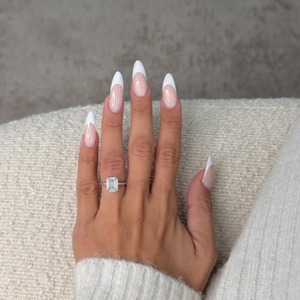 Bague de fiançailles en diamant de laboratoire taille émeraude 2 carats, sertie clos, or blanc 14 carats, certifiée IGI D-VVS2 - Product Image 4