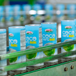 น้ำมะพร้าวขายดีที่สุด ขนาด 500 มล. น้ำมะพร้าวกระป๋องพร้อมเนื้อมะพร้าว เครื่องดื่มอ่อนโยน ผู้ผลิตเครื่องดื่ม NAWON รับผลิตแบบ OEM เวียดนาม ฮาลาล - Product Image 4