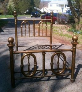 Cadre de lit en laiton élégant au charme rétro, ajoutant une touche de caractère sophistiqué au mobilier de chambre et au confort du sommeil - Product Image 1