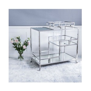 Chariot de bar à cocktails géométrique moderne en chrome, à plusieurs niveaux, avec rails de protection et roues verrouillables - Product Image 2