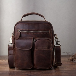 Sac bandoulière unisexe léger et imperméable en cuir véritable écologique avec plusieurs poches et coutures renforcées, fermeture éclair et bouton - Product Image 1