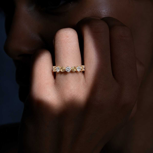 Bague de fiançailles moderne pour femme en or rose avec diamant taille brillant rond, style luxueux et design élégant - Product Image 5