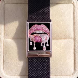 Étui de luxe en argent pour tracker de fitness, motif lèvres roses, entièrement serti de pierres de moissanite, accessoire de protection pour appareil de fitness, tracker de fitness lèvres roses - Product Image 1