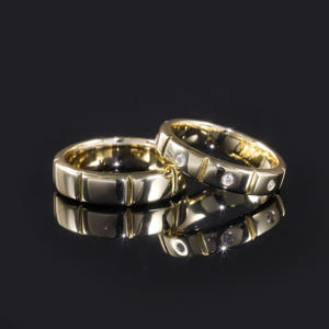 แหวนทองคำแท้ 18K ชุบโรเดียม ดีไซน์ Eternity Band ประดับพลอยธรรมชาติเจียระไนแบบ Brilliant Cut ตัวเรือนแบบ Prong Setting สไตล์คลาสสิกสำหรับหมั้นหมาย ได้รับการรับรองจาก IGI เหมาะสำหรับทั้งชายและหญิง - Product Image 2
