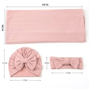 Manta de algodón tejida para bebé con gorro y diadema, diseño sencillo y usable, color crema. - Product Image 5