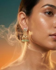 Pinza para el pelo vintage india premium hecha a mano, de aleación con acabado dorado brillante y cuentas verdes, para bodas y fiestas, para mujer. - Product Image 3