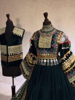 Robe longue traditionnelle afghane avec broderie mosaïque vibrante, jupe évasée pleine longueur et travail de miroir.