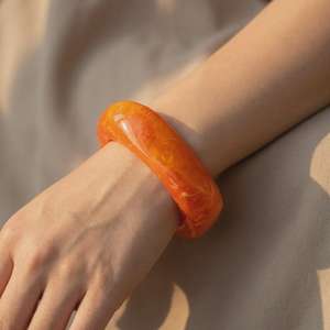 Brazalete Artesanal de Resina de Mármol, Geométrico, Orgánico, Ondulado, Color Ámbar Naranja, Diseño de Caparazón de Tortuga - Product Image 4