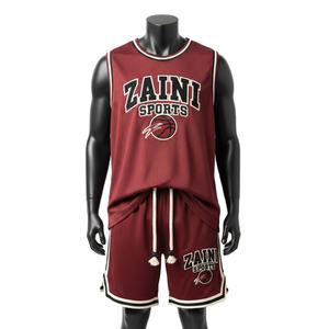 Conjunto de pantalones cortos de baloncesto para hombre, de malla de poliéster GSM Performance, color granate con paneles blancos, logotipo personalizado con estampado térmico, conjunto de pantalones cortos para hombre. - Product Image 1