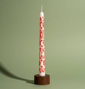 Vela cónica de lujo pintada a mano con un vibrante acabado rojo y motivos florales e intrincados de grullas ilustrados a mano. - Product Image 1