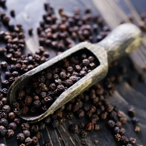 Pimienta Negra Vietnamita en Polvo Granulada de Gran Venta, Pimienta Negra Triturada 550GL, Calidad Premium para Sazonar Carne de Res - Product Image 1