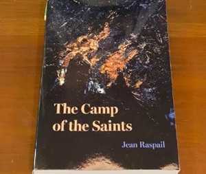 El campamento de los santos de Jean Raspail, libro de bolsillo, ficción para adultos, cubierta de papel. - Product Image 1