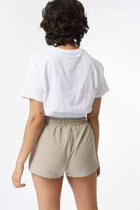 Ensemble 2 pièces pour femmes, haut court côtelé sans bretelles gris, short au-dessus du genou, tenue décontractée printemps-été, en coton et élasthanne tricoté - Product Image 2