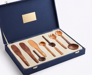 Juego de cubiertos de madera de diseño minimalista con acabado mate, utensilios de cocina duraderos para uso en catering y camping. - Product Image 4