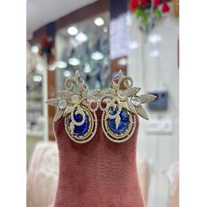 Pendientes Colgantes con Circonitas Doradas y Piedras de Imitación, Elegantes y Modernos para Mujer, Ideales para Bodas y Fiestas - Product Image 1