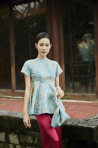 ชุดเดรสผู้หญิงเวียดนามแบบใหม่ ลายฟีนิกซ์ ผ้าไหมเนื้อนุ่ม สไตล์เบบี้ดอลล์ สีฟ้าอ่อน ดีไซน์หวานละมุน รุ่น KPP16 - Product Image 6