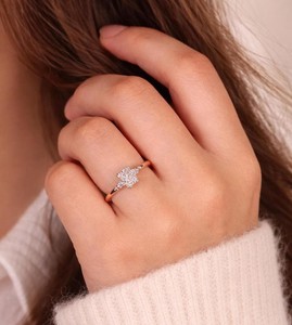 Bague de fiançailles en gros avec diamants de laboratoire taille radiant sertis sur les côtés, en or massif 10K 14K 18K, à cinq pierres - Product Image 3
