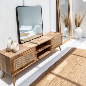 Mueble para TV de 2 Puertas Vandana Altis Sierra Rattan, Consola de Entretenimiento Moderna de Madera Maciza Tejida Natural - Product Image 1