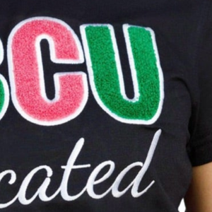 Camiseta Chenille Negra con Bordado Griego Inspirado en HBCU, Prenda Casual de Algodón Premium para Streetwear - Product Image 5