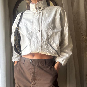 Chaqueta Corta de Nylon Estilo Vintage para Mujer, Color Beige, Cuello Alto, Cierre Completo con Broches, Ligera, Deportiva e Informal - Product Image 5