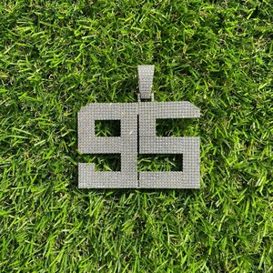 จี้ห้อยคอรูปทรงเรขาคณิตแบบกำหนดเอง ประดับเพชรโมอิสซาไนต์ สไตล์ฮิปฮอป ตัวอักษรแบบนามธรรม ดีไซน์โดดเด่นสำหรับทุกเพศ ทำจากเงินแท้ 925 ชุบทอง 10K - Product Image 1