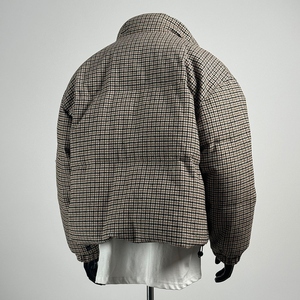 Chaqueta Bomber Corta Marrón Sólida Personalizada para Hombre, Cuello Alto, Botones Cubiertos, Relleno de Poliéster Reciclado, Estilo Urbano de Primavera, Logotipo Frontal - Product Image 4