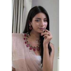 Conjunto de collar y aretes de joyería nupcial Kundan con motivo de corona, piedra preciosa rosa y acabado chapado en oro. - Product Image 4