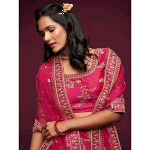 Lehenga Choli de mariage en soie brodée taille plus en rose - Product Image 1