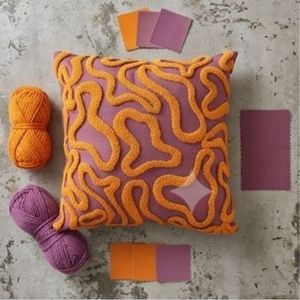 Housse de coussin décorative carrée brodée style bohème, motif infini violet et orange, textile lavable, en vente - Product Image 6
