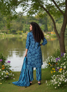 Ensemble coordonné à imprimé floral de haute qualité pour femmes, style ethnique contemporain, kurta asymétrique, pantalon et foulard assortis, pour les occasions spéciales, en polyester. - Product Image 3