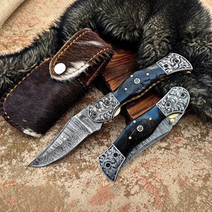 Couteau de poche pliant artisanal en acier Damas avec manche en corne de bélier naturelle - Product Image 1