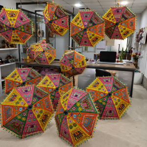 Magnifique parapluie décoratif pliable à motif Rajasthani, conçu à la main, avec poignée en alliage, idéal pour les mariages et les cadeaux de retour d'Inde. - Product Image 5