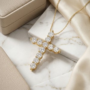 Collier pendentif croix serti de diamants synthétiques de laboratoire en or jaune, certifié IGI, bijoux religieux de luxe pour usage quotidien - Product Image 1