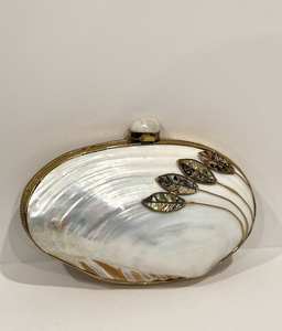 กระเป๋าคลัทช์เจ้าสาวเปลือกหอยมุกสีงาช้าง งานแฮนด์เมด - Product Image 1