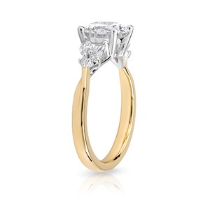 Bague de fiançailles en diamant de laboratoire taille ronde 1,80 carat, or jaune, pierres latérales marquise, bijoux fins de mariage, vente en gros - Product Image 4