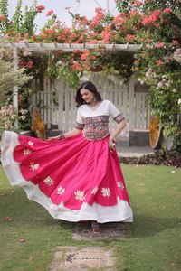 Conjunto de Lehenga Choli Romántico con Blusa de Encaje con Cuello en V y Detalles de Espejo para Fiestas, Festivales y Bodas - Product Image 1
