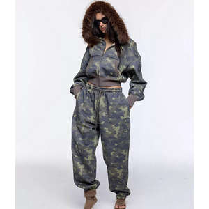 ชุดวอร์มแบบครอปพิมพ์ลายพรางสำหรับผู้หญิงแบบ OEM พร้อมฮู้ดขนสุนัขจิ้งจอกและกางเกงขายาว - Product Image 6