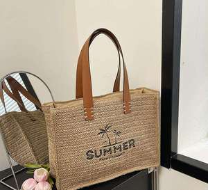 Salga a la luz del sol con este versátil bolso de hilo natural diseñado para complementar sus prendas de playa y atuendos casuales favoritos. - Product Image 2