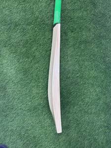 Balle de cricket VERINNO en bois d'érable, 9 pouces, pour droitier, coutures sans soudure, épaisseur 13-16 mm, poids 2,6 lb, logo personnalisable - Product Image 5