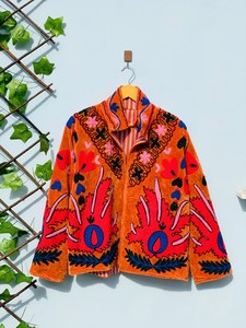 Chaqueta de terciopelo Suzani hecha a mano de lujo para mujer, abrigo artesanal floral bordado estilo bohemio, ideal para festivales. - Product Image 2