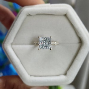 แหวนหมั้นมอยส์ซาไนต์ทรงปรินเซสคัท 2 กะรัต ทองคำขาว 14k แหวนแต่งงานเพชรทรงสี่เหลี่ยม 3/4 วงสำหรับผู้หญิง ทรงปรินเซส - Product Image 4