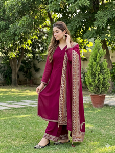 Ensemble de costume élégant en soie romaine lourde avec broderie et travail de sequins, dupatta fantaisie à latkan, tenue ethnique trois pièces de créateur pour femmes - Product Image 5