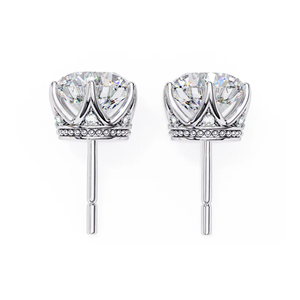 Boucles d'oreilles clous en moissanite ronde de 7 mm, 2,5 carats au total, en argent sterling avec accents latéraux, alternative brillante au diamant - Product Image 3
