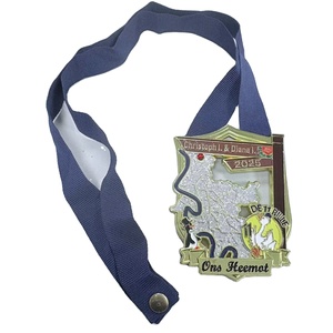 Medallas de metal esmaltado suave personalizadas con acabado brillante en negro, níquel, oro, plata y cobre. - Product Image 1