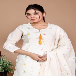 Conjunto de Kurta de Boda Tradicional de Algodón Blanco Elegante para Mujer NIYANI, Bordado Floral Delicado, Dupatta Suave, Ropa Étnica de Rajasthan - Product Image 5