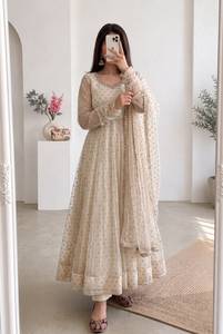 Robe en soie Moss Butti avec perles et miroirs véritablement faits à la main, avec bas et dupatta, entièrement cousue, prête à porter. - Product Image 3
