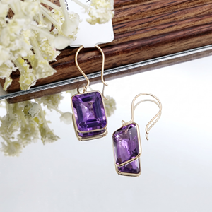 Boucles d'oreilles pendantes en or jaune 18 carats avec améthyste naturelle taille émeraude, serties clos, Memoria Jewels, vente en gros - Product Image 6