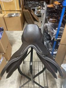 Trident International - Nueva Llegada - Silla de Montar de Cuero Personalizable en Color para Salto Ecuestre, Calidad Premium, Hecha en Uttar Pradesh - Product Image 4