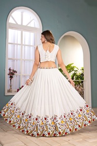 Ensemble de lehenga choli pour femmes de qualité supérieure avec broderie de paillettes pour les occasions de fête, les mariages et les occasions festives - Product Image 3